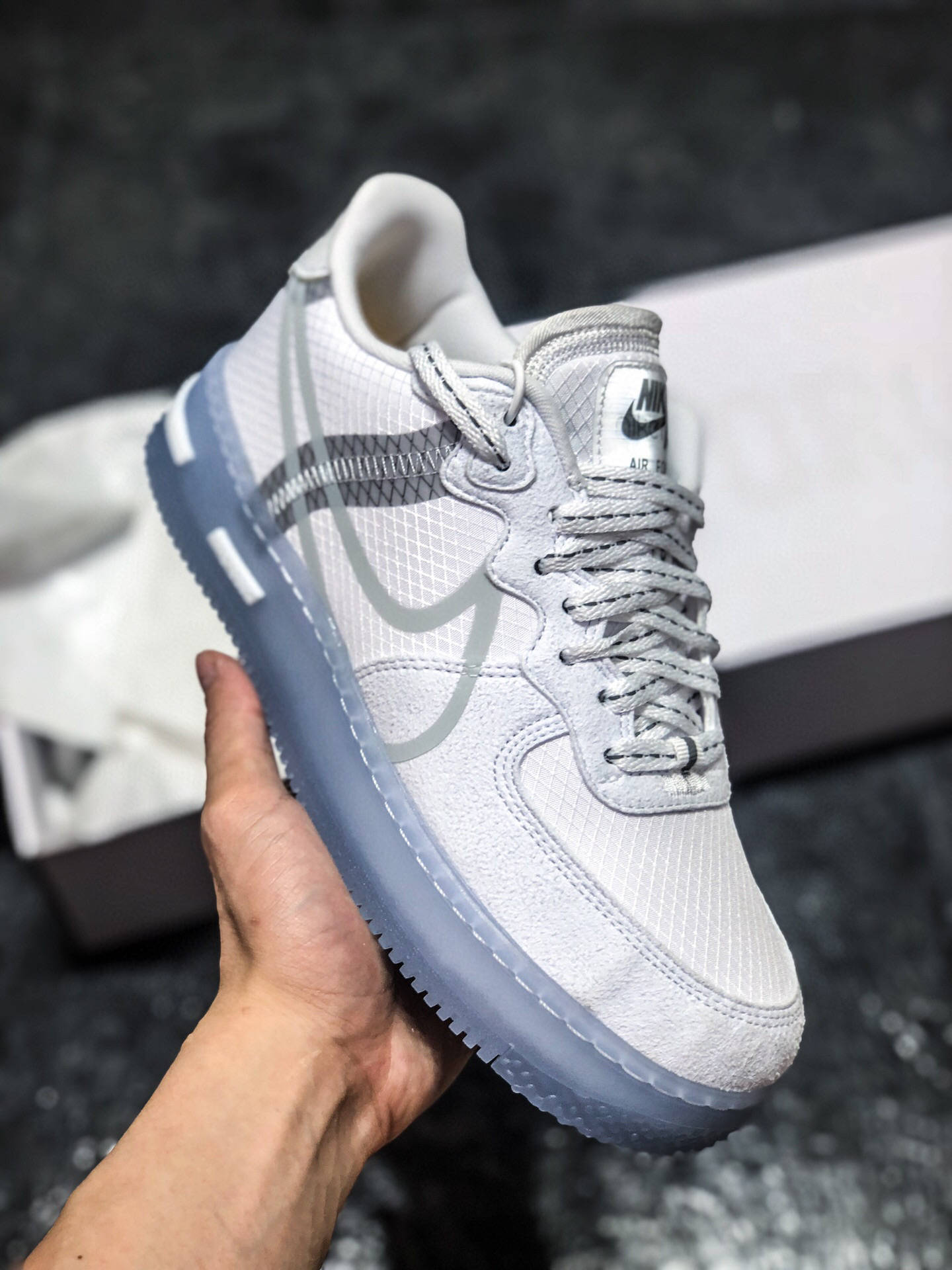 融合經(jīng)典與創(chuàng)新 Nike Air Force 1 React QS 運(yùn)動(dòng)鞋深度解析